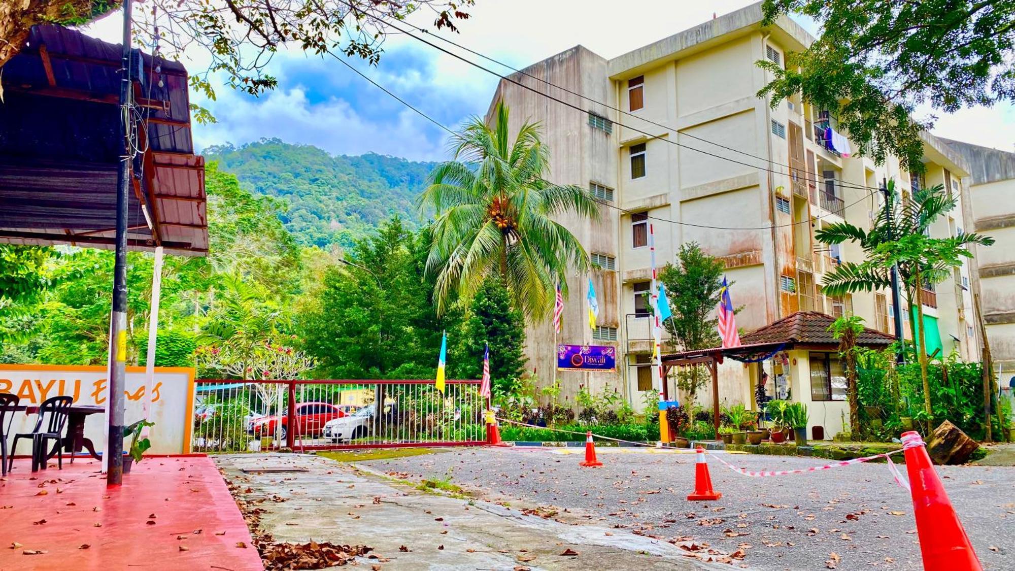 Batu Ferringhi Bayu Emas Apartment Екстер'єр фото